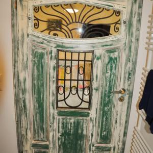 a green door with a window in a room at Kleine Bella in Ilmmünster +5 photos