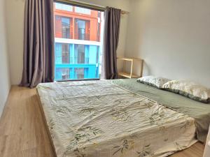 a bed in a room with a window at My SunArt in Quang Ãm
