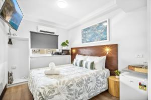 a bedroom with a bed and a tv in it at Darwin CBD Escape-Cosy and Central in Darwin +11 photos