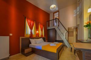 ein Schlafzimmer mit einem Bett und einer Treppe darin in der Unterkunft Kladis Club Holidays in Skala Potamias