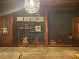 a room with a shelf and a chandelier at 陽月 Yo-Getsu in Yamaga