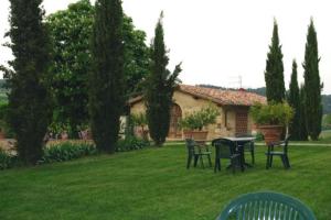 einen Tisch und Stühle im Hof eines Hauses in der Unterkunft Tenuta Il Tresto in Poggibonsi
