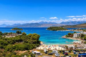 una vista di una spiaggia in una baia con barche di ILLYRIAN hotel Ksamil a Ksamil