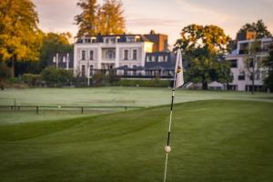 a putting green with a house in the background at Landgoed Lauswolt in Beetsterzwaag