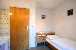 Tempat tidur dalam kamar di Ferienwohnung Nussbaumer