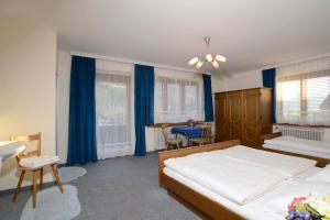 a bedroom with a bed and a table and chairs at Ferienwohnung Nussbaumer in Niedernsill