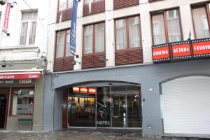 un bâtiment dans une rue de la ville avec un magasin dans l'établissement Hotel Floris Arlequin Grand-Place, à Bruxelles