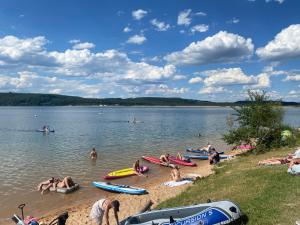a group of people on the beach at a lake at NATURAMA Brombachsee Tinyhaushotel in Pleinfeld