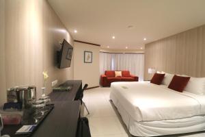 Habitación de hotel con cama grande y escritorio. en Torarica Resort, en Paramaribo