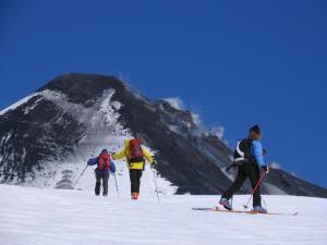 Tres personas caminando por una montaña en esquís en la nieve en B&B San Leonardo, en Mascali