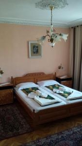 een slaapkamer met een bed met handdoeken erop bij Guest House Margarita in Pomorie