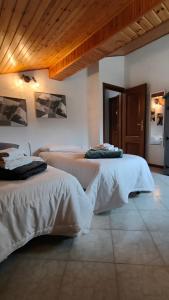 deux lits assis dans une pièce avec dans l'établissement Bed&Breakfast Angela, à Clusone