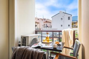 a room with a balcony with a table with food on it at Résidence Pierre & Vacances Les Citronniers in Menton