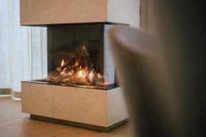 a fireplace in a room with flames in it at Insel der Sinne See-Chalets in Görlitz