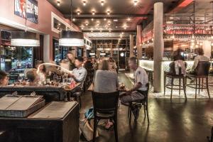 eine Gruppe von Menschen, die an Tischen in einem Restaurant sitzen in der Unterkunft Pointe Isabelle in Chamonix-Mont-Blanc