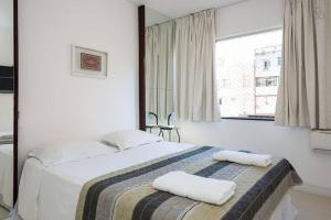 a bedroom with a bed with two towels on it at APARTAMENTO EM RIO DE JANEIRO IPANEMA 3 QUARTOS A 100 metros da praia in Rio de Janeiro