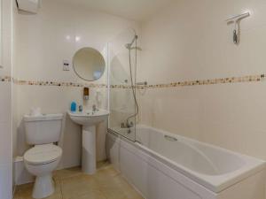 a bathroom with a toilet and a sink and a tub at 4 Bed in Torpoint oc-89135 in Sheviock +27 photos