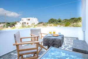 ein kleiner Balkon mit Tisch und Stühlen auf einem Dach in der Unterkunft Gaia lux inn in Pachaina