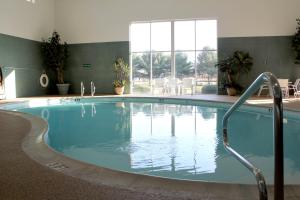 een groot zwembad in een hotelkamer bij Farmstead Inn and Conference Center in Shipshewana