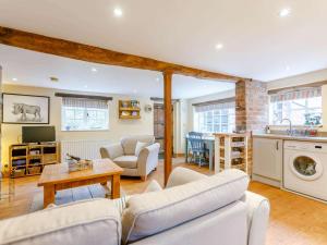 a living room with a couch and a table at 1 Bed in Pershore oc-redco in Upton Snodsbury