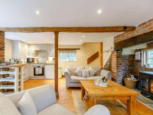 a living room with a couch and a table at 1 Bed in Pershore oc-redco in Upton Snodsbury +16 photos