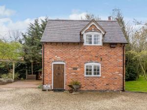 a red brick house with a door and windows at 1 Bed in Pershore oc-redco in Upton Snodsbury