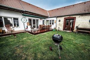 a grill in the yard of a house at Petrův dům u mlýna in Slup