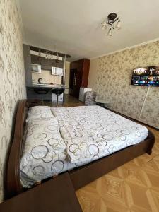 a large bed in a room with a bedroom at Apartament Piatra Neamț Centru in Piatra Neamţ