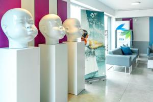 two large white heads on display in a room at BLUESEA Marieta & Spa in Playa del Ingles