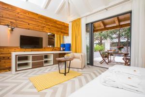 a living room with a television and a couch and a table at Villa Diamond in Mlini