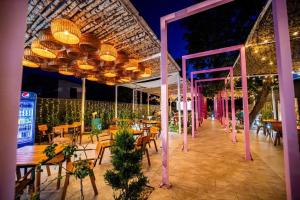 an outdoor patio with tables and chairs at night at Hotel&SPA 5 HILLS DRAGASANI in Drăgăşani +90 photos
