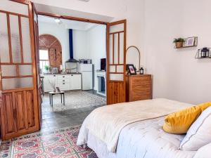 a bedroom with a bed and a kitchen at Almaterra Apartamentos Turísticos in Huéscar