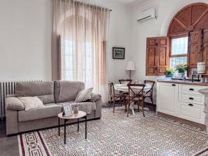 a living room with a couch and a table at Almaterra Apartamentos Turísticos in Huéscar