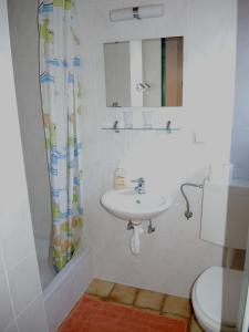 uma casa de banho com um lavatório e um WC em Hotel Alte Münze em Gifhorn
