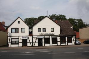 a white building on the side of a street at Hotel Alte Münze in Gifhorn