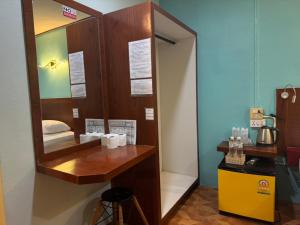 a room with a mirror and a table with towels at Baan Kao Kod in Nakhon Si Thammarat