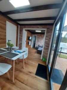 a room with a table and chairs and a brick wall at NATURAMA Brombachsee Tinyhaushotel in Pleinfeld