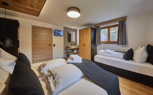 a living room with two beds and a window at Chalet Wallehen by we rent, JOKERCARD INCLUDED in Saalbach-Hinterglemm