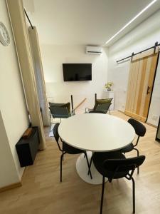 a table and chairs in a room with a tv at La Maison De Rennì in Viterbo +4 photos