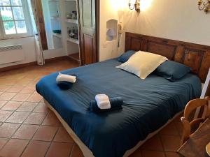 a bedroom with a blue bed with towels on it at Chambre bleue Villalormarin in Saint-Tropez