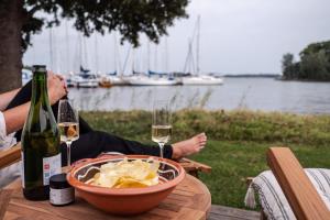 a table with a bowl of chips and glasses of wine at Nävekvarns Skärgårdscamping in Nävekvarn +31 photos