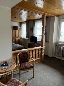 a room with a bed and a table and chairs at Linnenkerlstube in Willingen