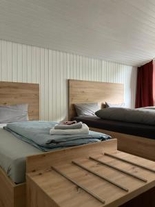 a bedroom with two beds and a table with towels at Linnenkerlstube in Willingen