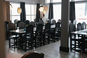 a dining room with a long table and chairs at Frich's Rudshøgda in Ringsaker