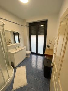 a bathroom with a sink and a toilet and a tub at souvenirs rignacois in Rignac +41 photos