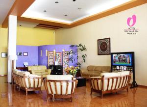 a waiting room with chairs and a couch at Hotel del Valle Inn in Pachuca de Soto
