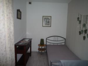 a small bedroom with a bed and a desk at Ferienzimmer Alte Kämpe in Heede