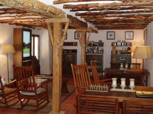 Cambil的住宿－Cortijo de Bornos，客厅配有木桌和椅子