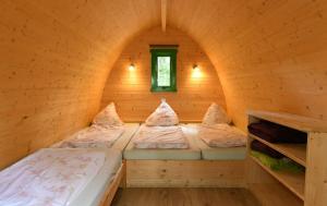 two beds in a small room with a window at NATURAMA Brombachsee Trollwald in Pleinfeld +15 photos