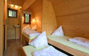a room with two beds in a log cabin at NATURAMA Brombachsee Trollwald in Pleinfeld
